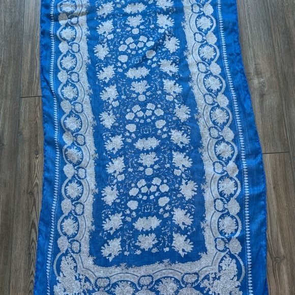 Blue and White Floral scarf - Picture 4 of 5